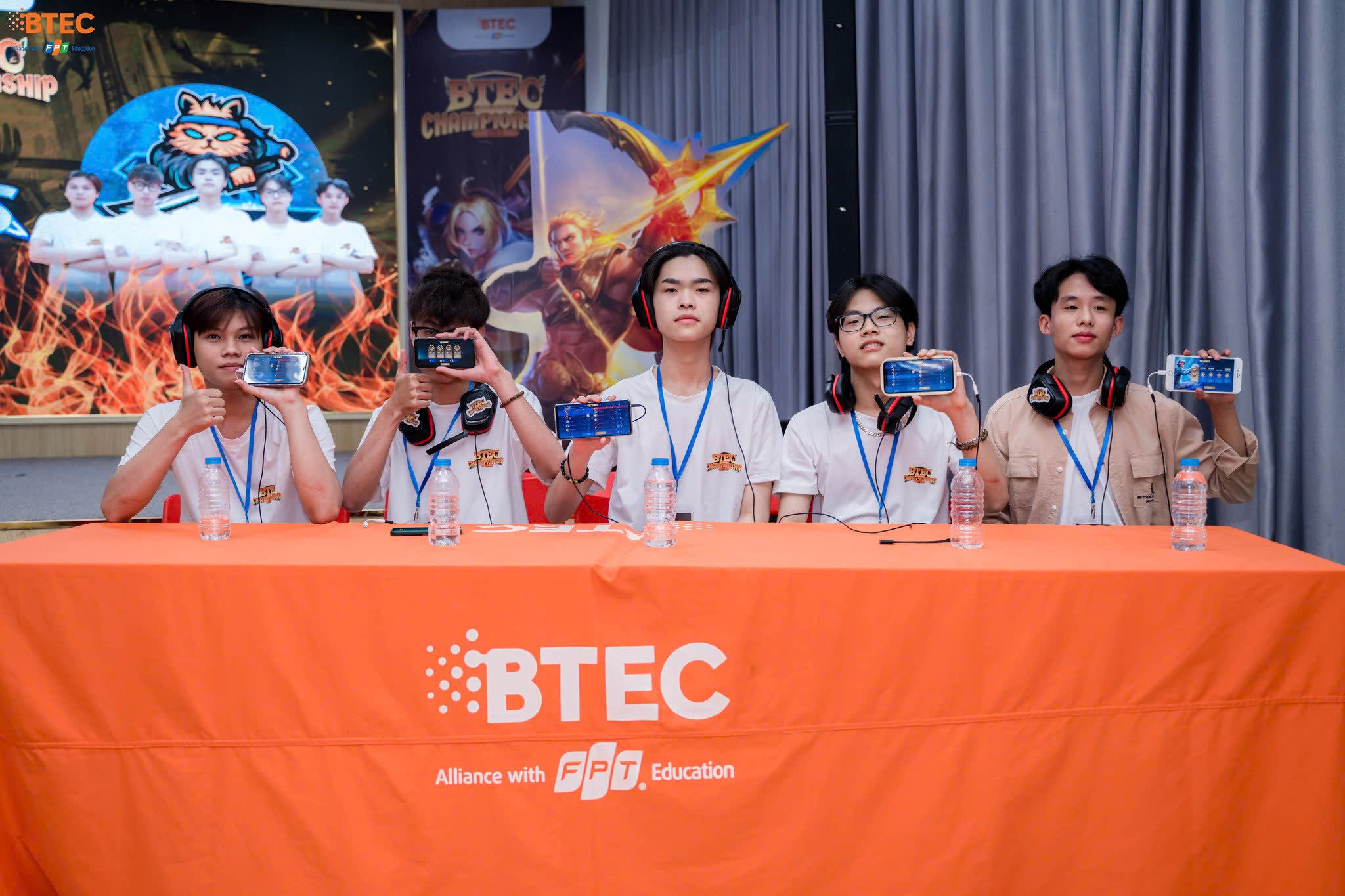 Step Btec giao lưu cùng với hoa hậu Thùy Tiên