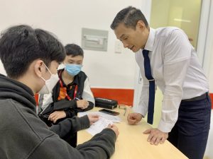 Thầy Frederic Bernal Lim sử dụng các ví dụ thực tiễn để các bạn sinh viên có thể tự tin thuyết trình và sử dụng ngôn ngữ cơ thể