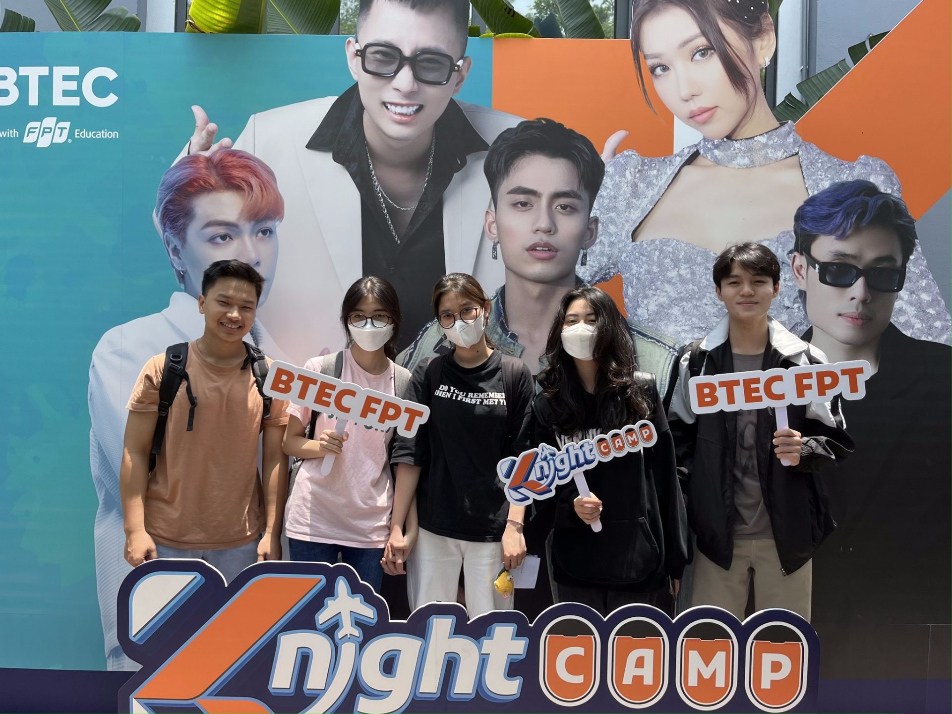 Cac ban sinh vien checkin nhan ve Knight Camp