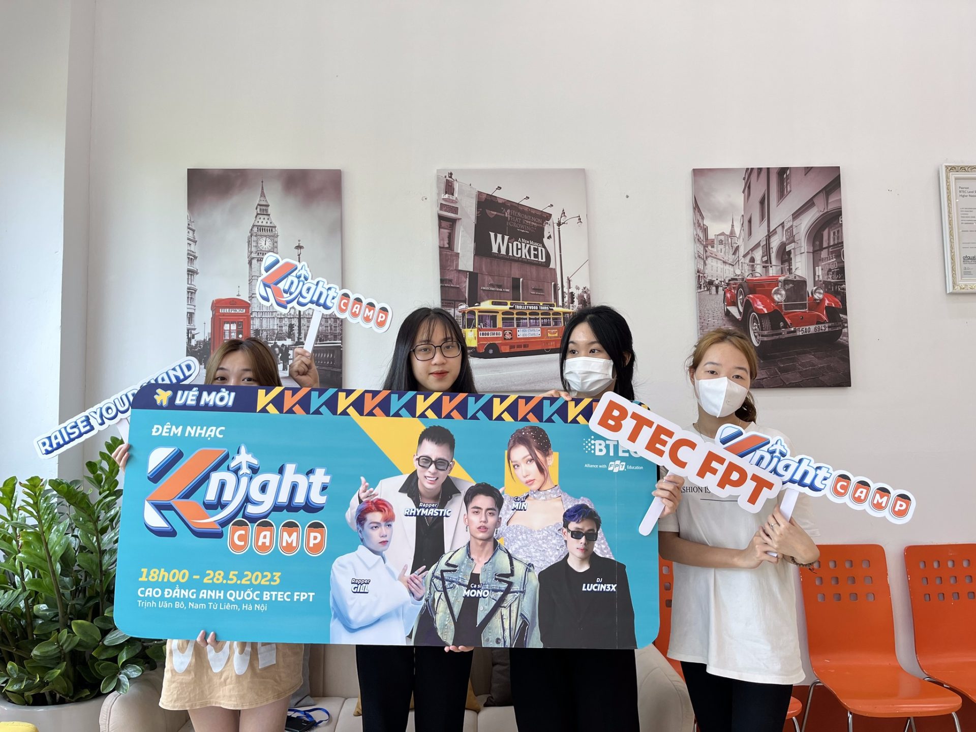 Cac ban sinh vien checkin nhan ve Knight Camp 11