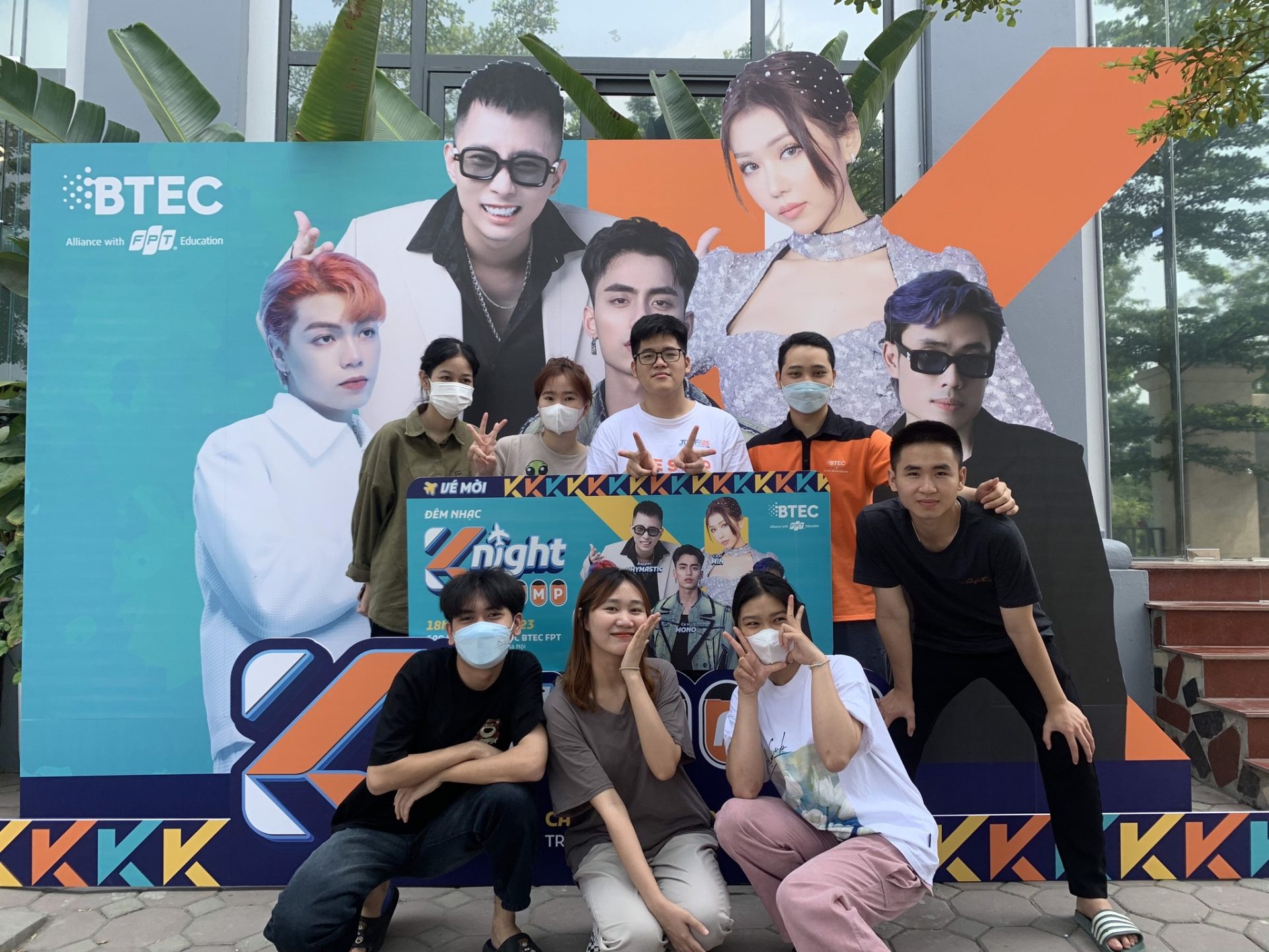 Cac ban sinh vien checkin nhan ve Knight Camp 4