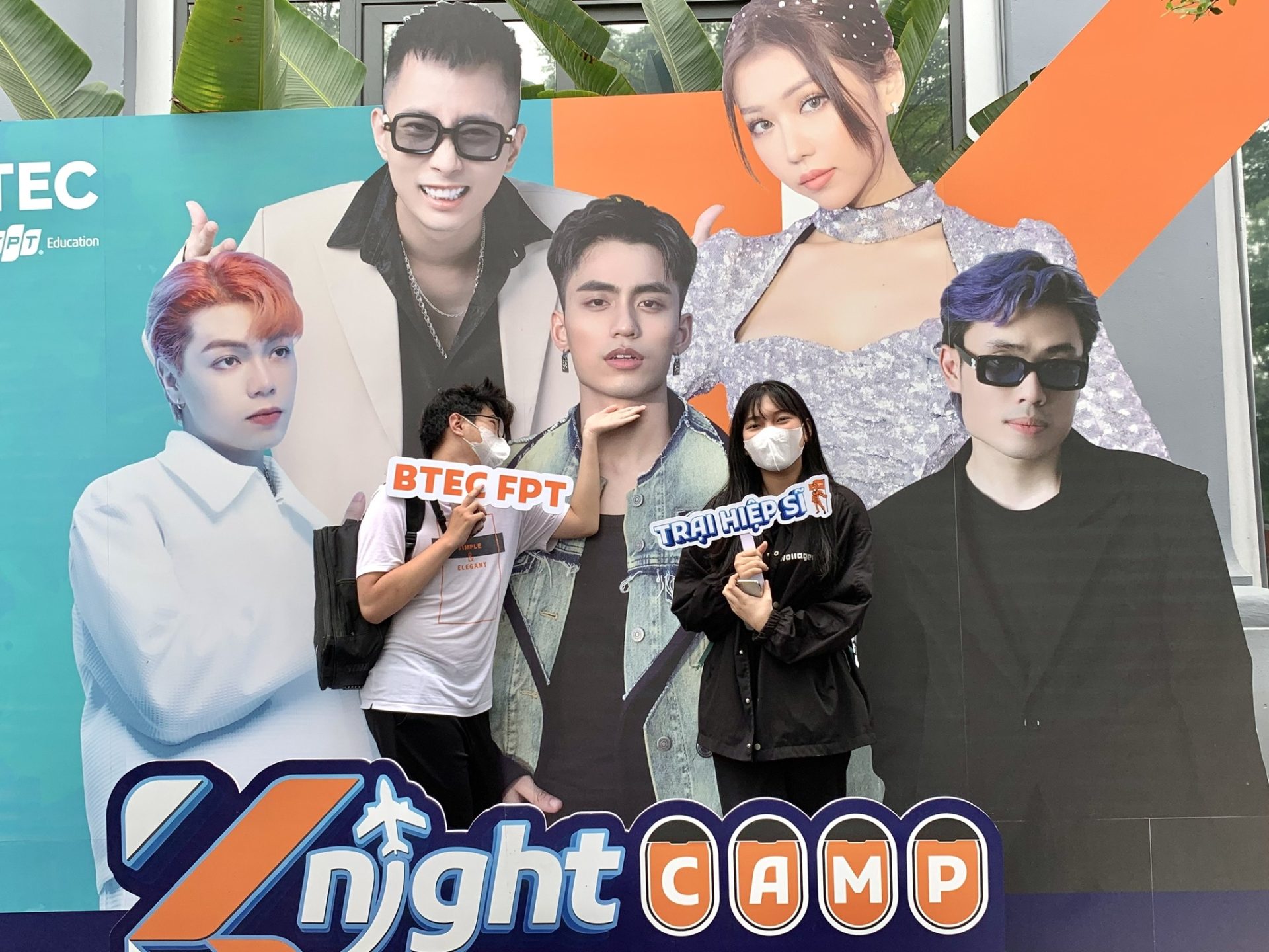 Cac ban sinh vien checkin nhan ve Knight Camp 7