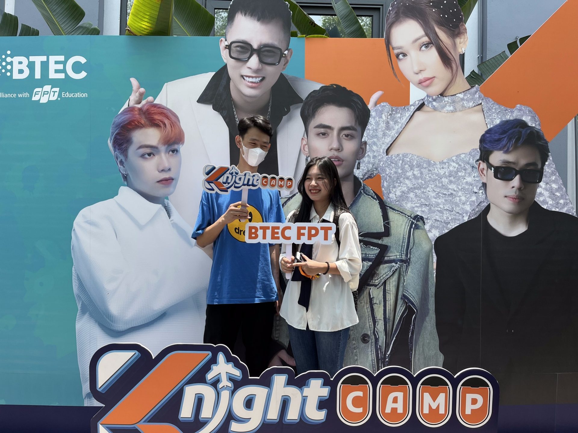 Cac ban sinh vien checkin nhan ve Knight Camp 8