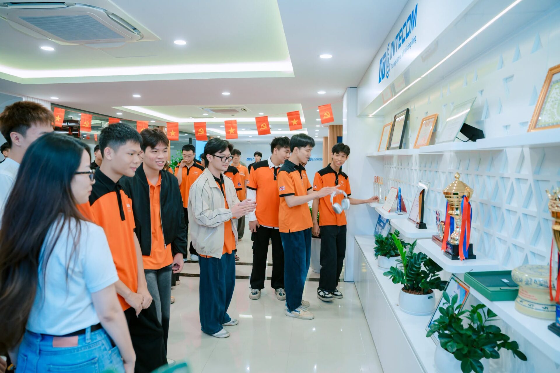Sinh viên BTEC FPT có cơ hội tham quan VTC Intecom, tiếp cận môi trường doanh nghiệp và tìm hiểu công việc thực tế ngay từ khi còn đang học. Sinh viên BTEC FPT có cơ hội tham quan VTC Intecom, tiếp cận môi trường doanh nghiệp và tìm hiểu công việc thực tế ngay từ khi còn đang học.