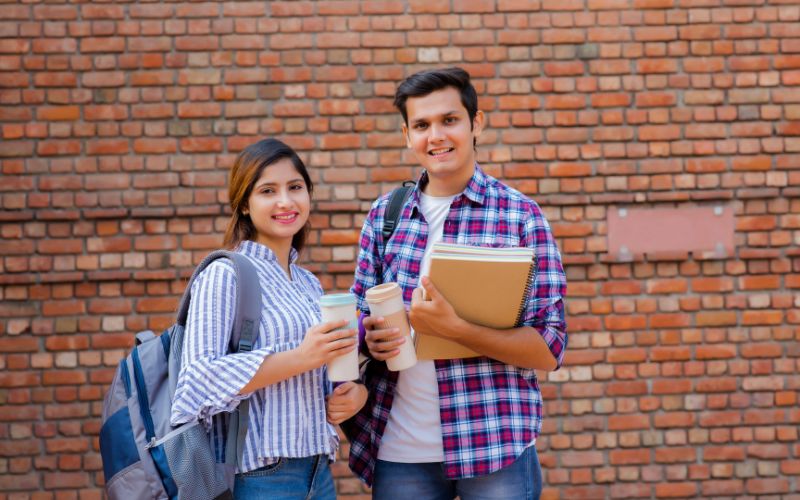 Ai nên học văn lý anh