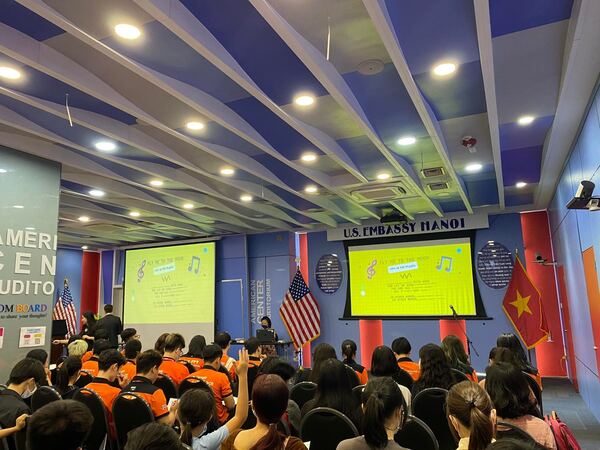 Sinh viên BTEC FPT giao lưu cùng với Đại sứ quán Mỹ