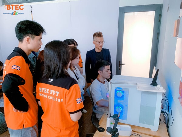 Các bạn sinh viên được chuyên gia chia sẻ kinh nghiệm về quy trình xây dựng CV & Portfolio