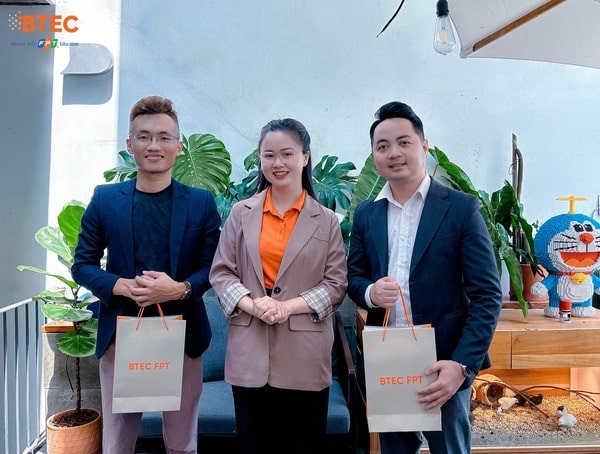 Hai diễn giả hàng đầu truyền đạt sự nhiệt huyết và đam mê tiếp thêm sức mạnh và niềm tin cho các bạn sinh viên.