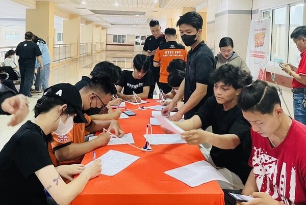 Các bạn sinh viên tham gia đăng ký hiến máu tình nguyện.