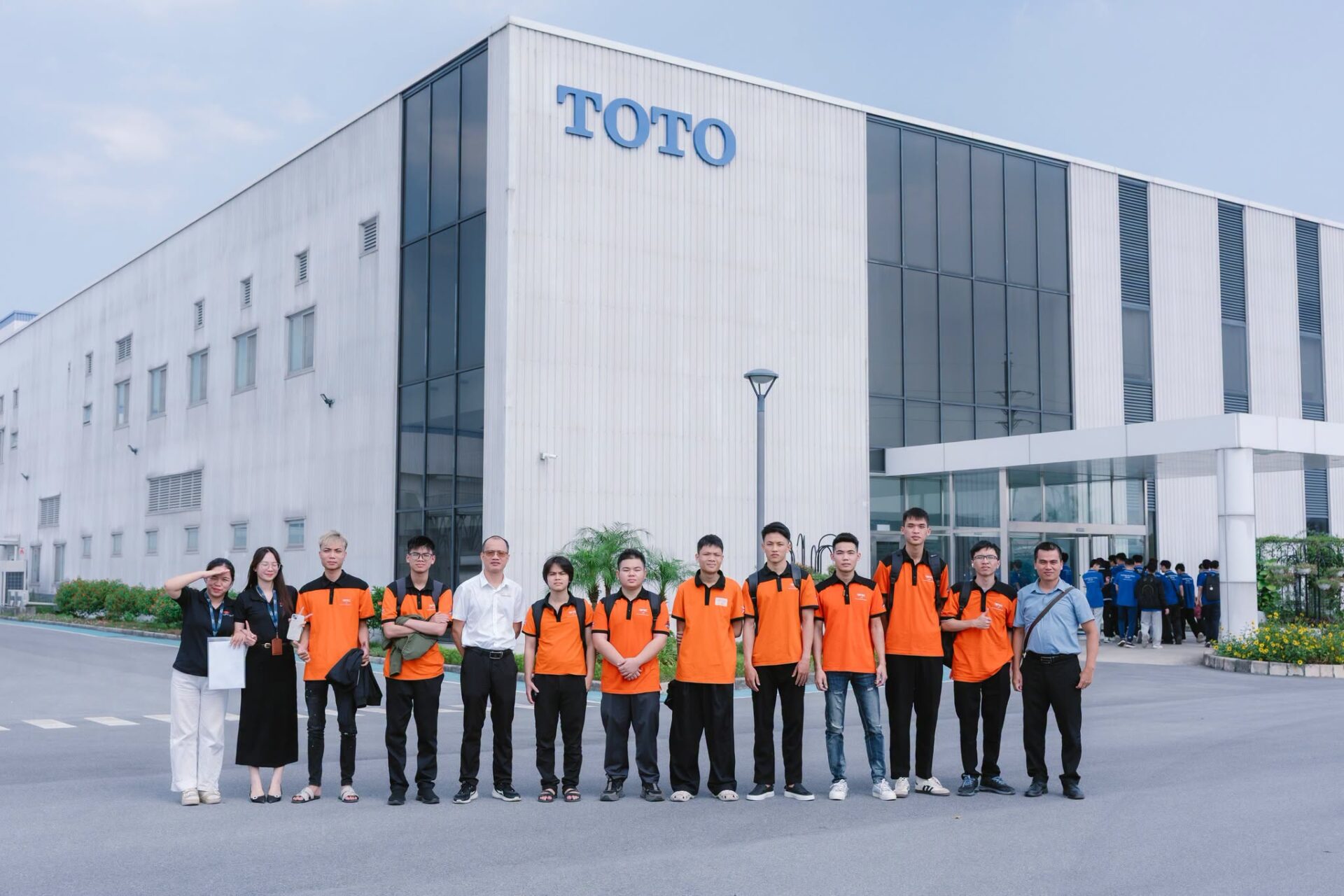 Sinh viên BTEC FPT tham quan thực tế tại TOTO Việt Nam, trực tiếp khám phá quy trình sản xuất hiện đại, tìm hiểu văn hóa doanh nghiệp và mở rộng cơ hội nghề nghiệp tương lai. Sinh viên BTEC FPT tham quan thực tế tại TOTO Việt Nam, trực tiếp khám phá quy trình sản xuất hiện đại, tìm hiểu văn hóa doanh nghiệp và mở rộng cơ hội nghề nghiệp tương lai.