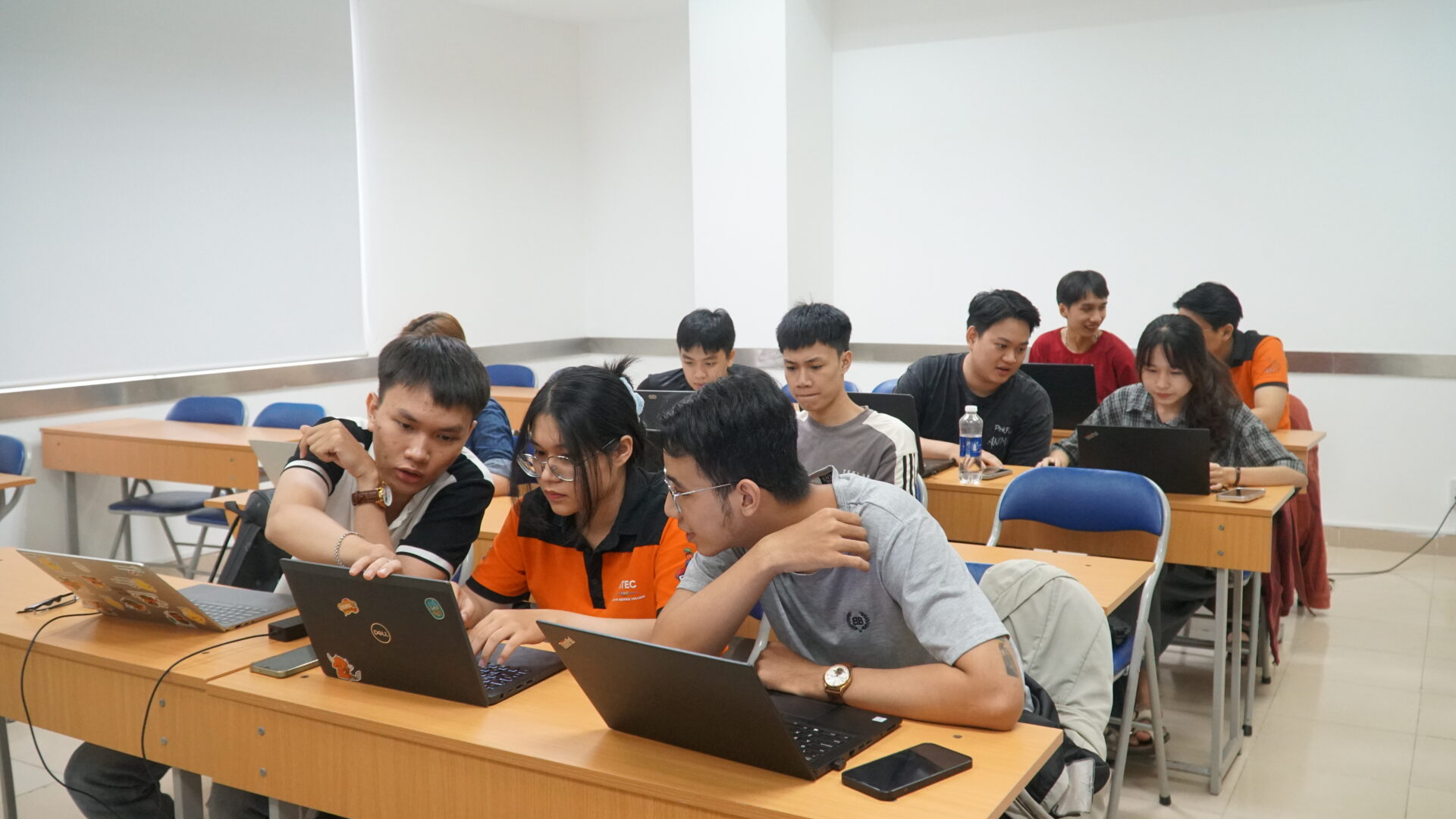 Sinh vien thuc hanh trong buoi training 6