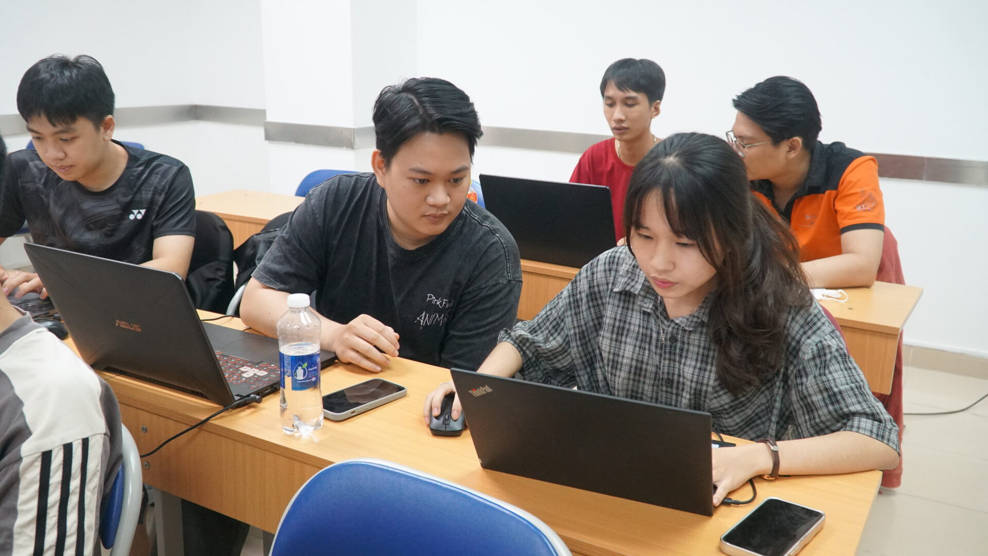 Sinh vien thuc hanh trong buoi training5