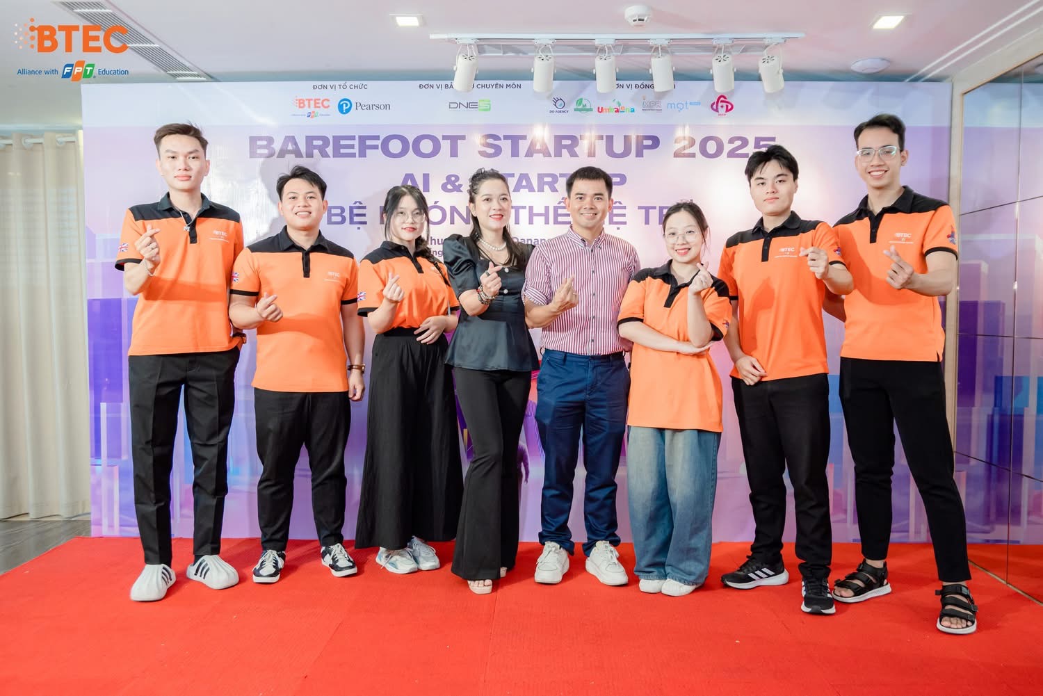 Barefoot Startup Chup anh voi doi thi