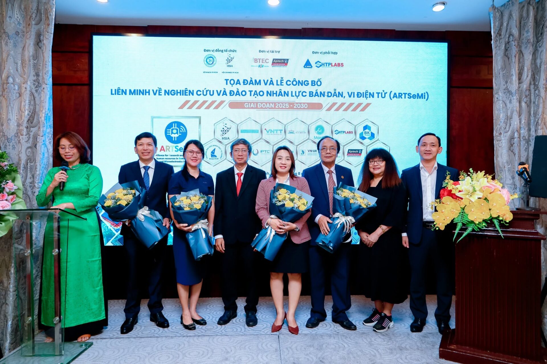 Đại diện BTEC FPT (chính giữa) đại diện tham gia sự kiện