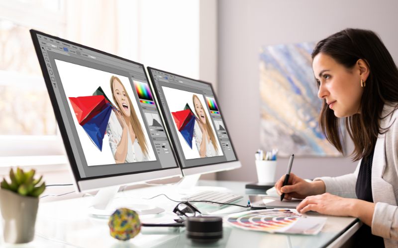 Một nhà thiết kế đồ họa đang sử dụng bảng vẽ điện tử và phần mềm Figma có tích hợp công cụ AI