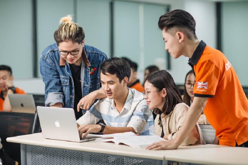 Sinh viên Cao đẳng Anh Quốc BTEC FPT thực hành dự án thực tế tại trường đào tạo AI chuẩn quốc tế