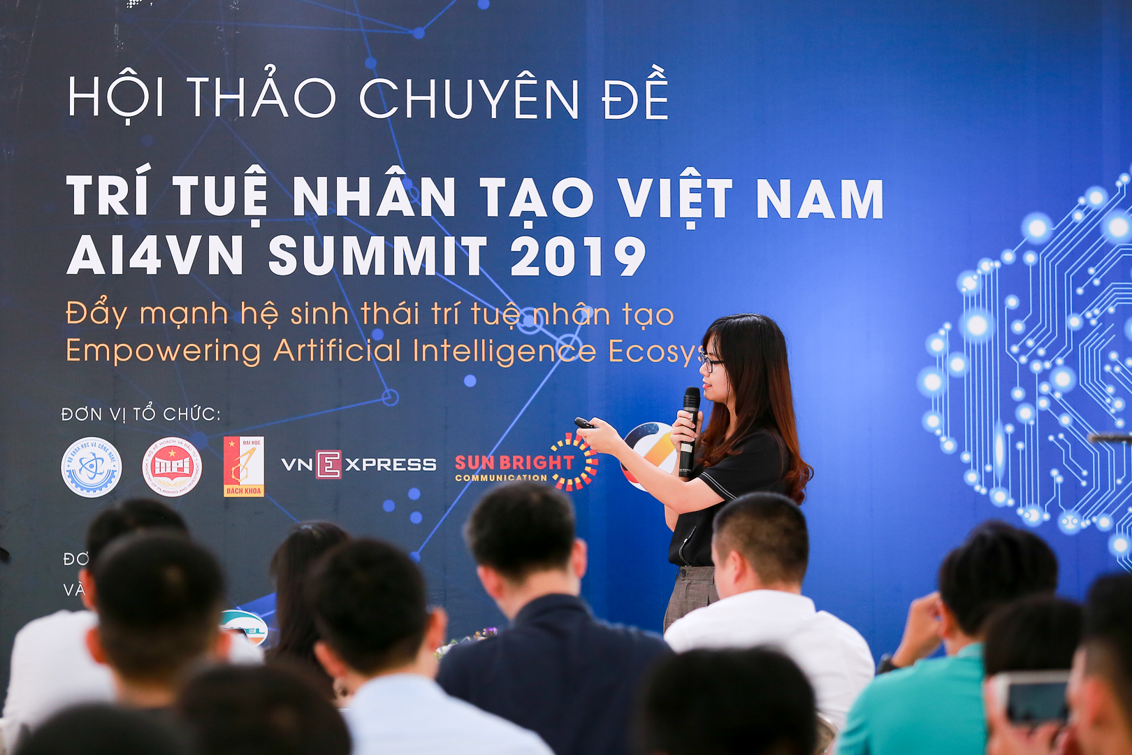 Sinh viên ngành Trí tuệ nhân tạo đang thực hành tại phòng Lab của trường đào tạo AI Bách khoa Hà Nội