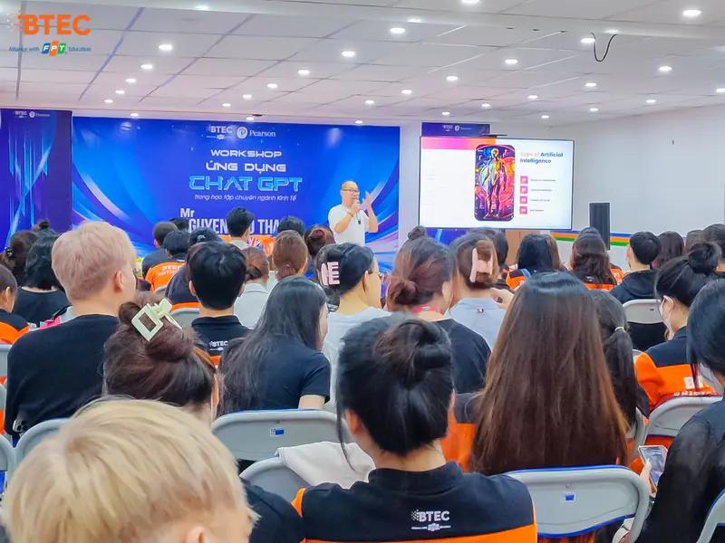 Nhóm sinh viên Quản trị doanh nghiệp học cách ứng dụng AI và Big Data vào chiến lược kinh doanh năm 2026