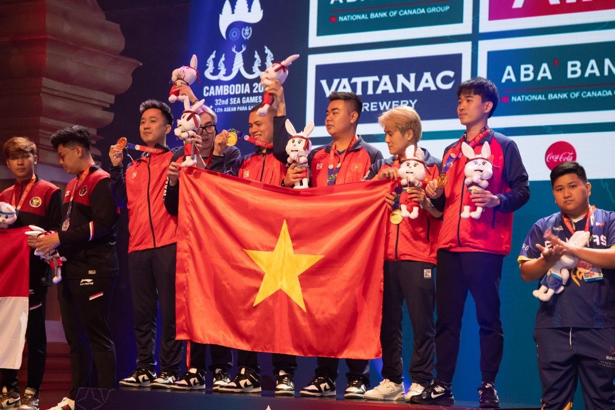 Vận động viên Việt Nam nhận Huy chương Vàng Thể thao điện tử tại kỳ Esports SEA Games 32.