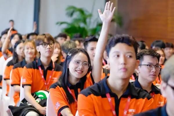 Nhóm sinh viên BTEC FPT thảo luận nhóm và rèn luyện kỹ năng mềm trong kỳ thực tập OJT.