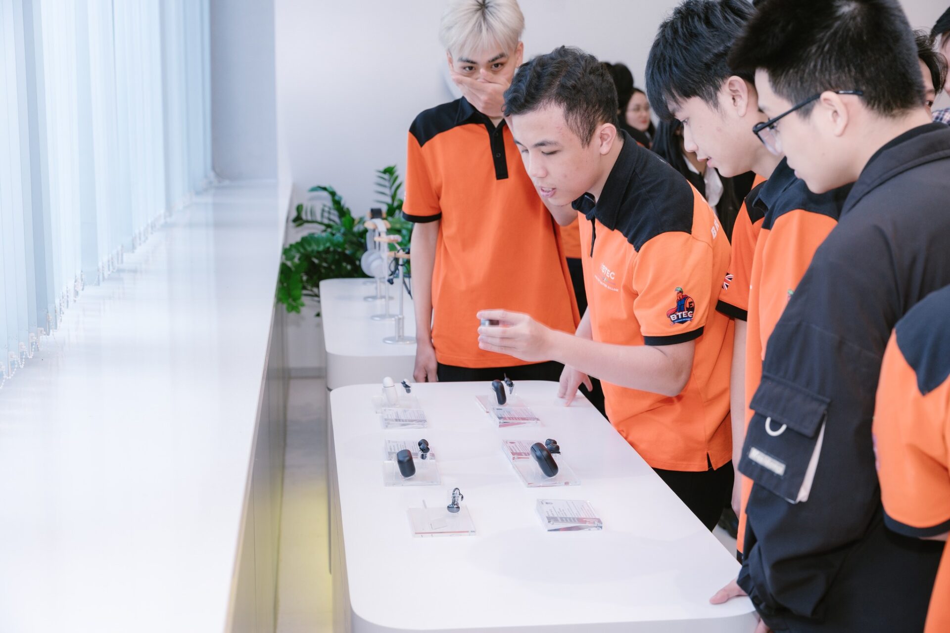 Thực tập sinh BTEC FPT đang trực tiếp xử lý công việc chuyên môn và tham gia dự án thực tế tại công ty