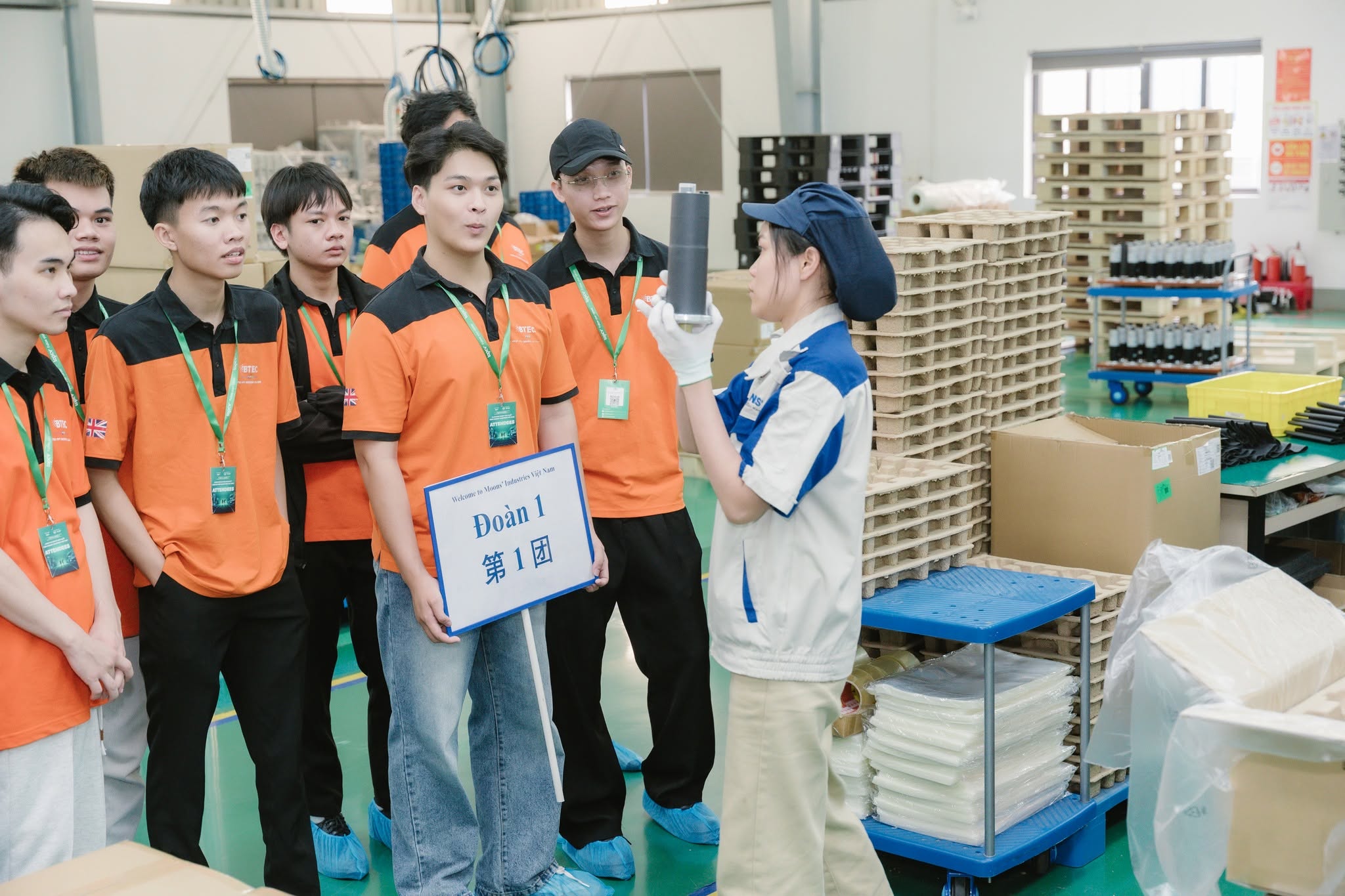Sinh viên BTEC FPT tham quan nhà máy MOONS’ INDUSTRIES tại VSIP Hải Phòng. Sinh viên BTEC FPT tham quan nhà máy MOONS’ INDUSTRIES tại VSIP Hải Phòng.