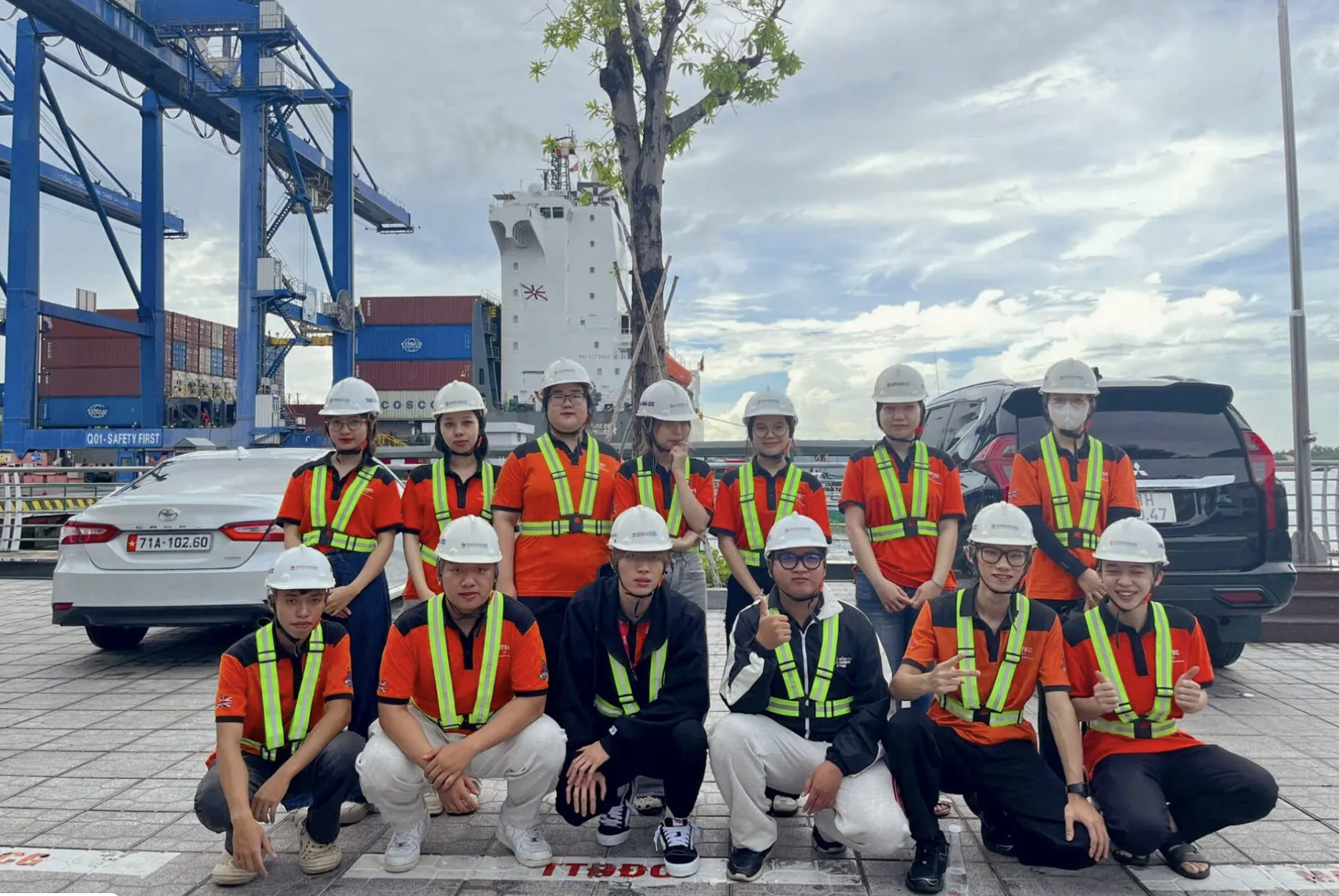 Sinh viên BTEC FPT ngành Logistics và Chuỗi cung ứng tham quan thực tế tại Tân Cảng Cát Lái Sinh viên BTEC FPT ngành Procurement and Supply Chain Management tham quan thực tế tại Tân Cảng – Cát Lái, trực tiếp quan sát quy trình vận hành hàng hóa và hoạt động Logistics trong môi trường doanh nghiệp.