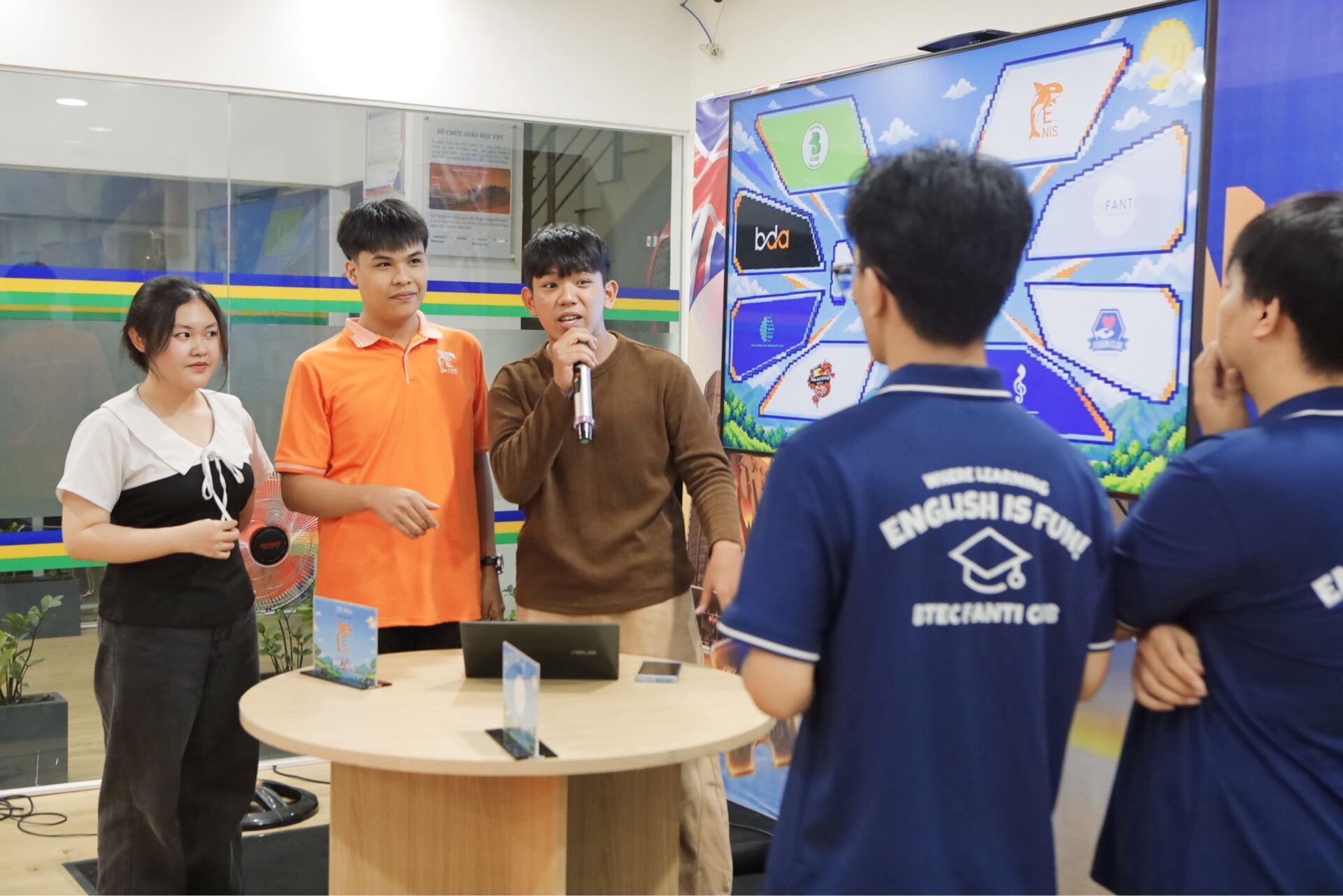 Sinh viên phản biện và nêu các ý kiến