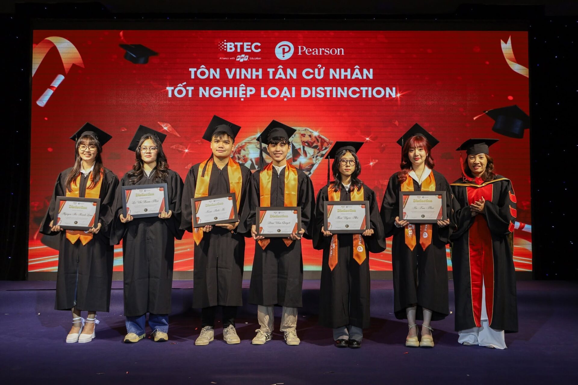 Sinh viên BTEC FPT nhận bằng quốc gia Anh