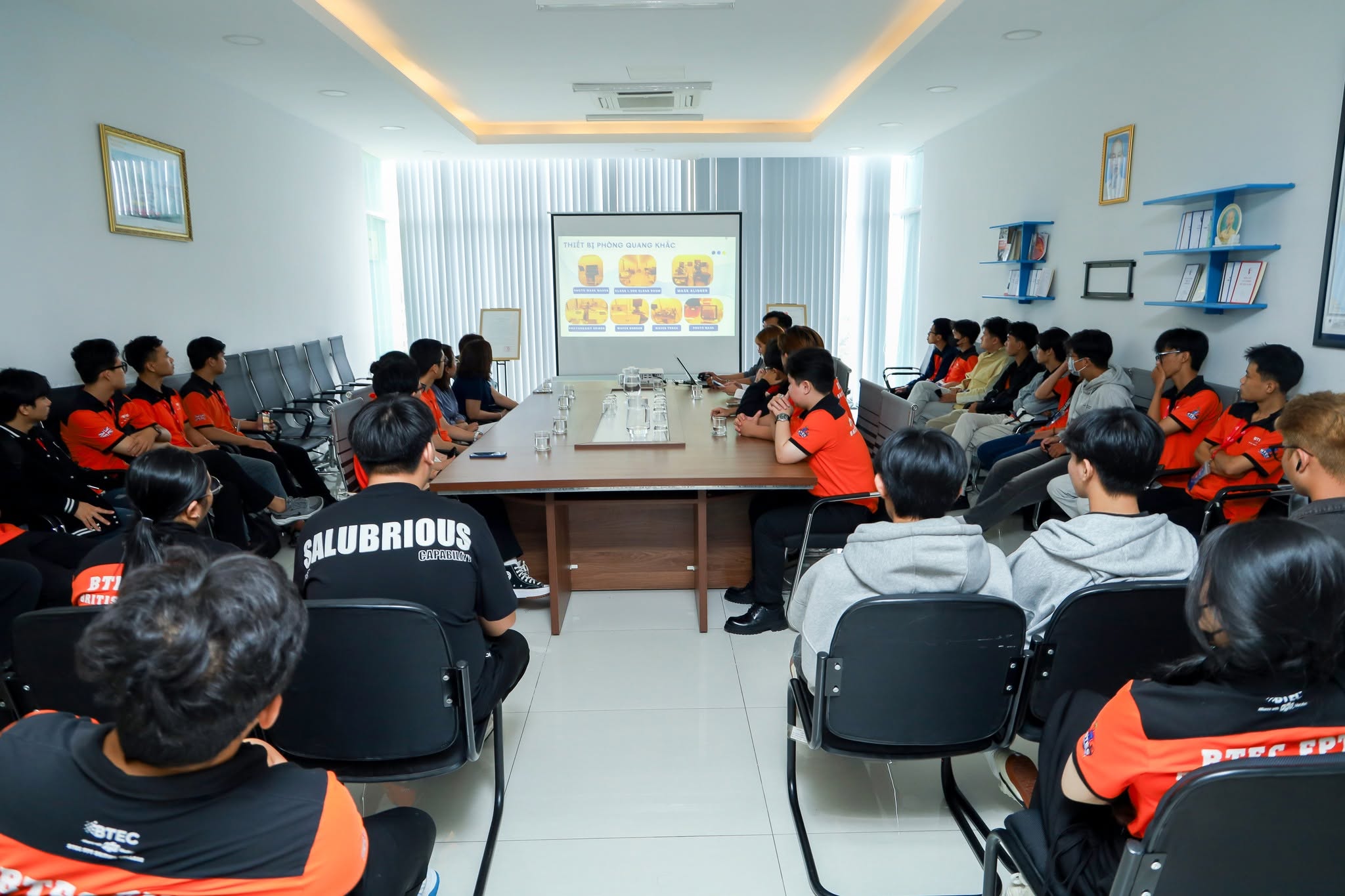Sinh viên học thực tiễn để hiểu hơn về nghề