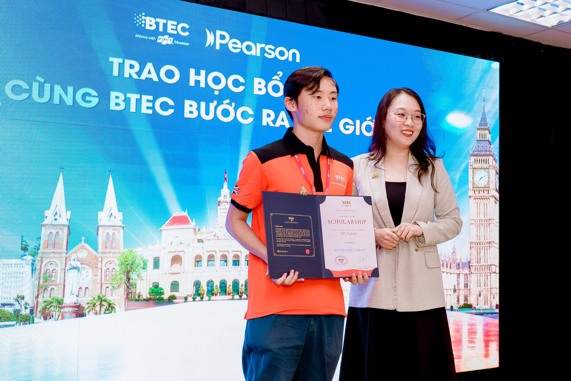 Tân sinh viên BTEC FPT nhận học bổng