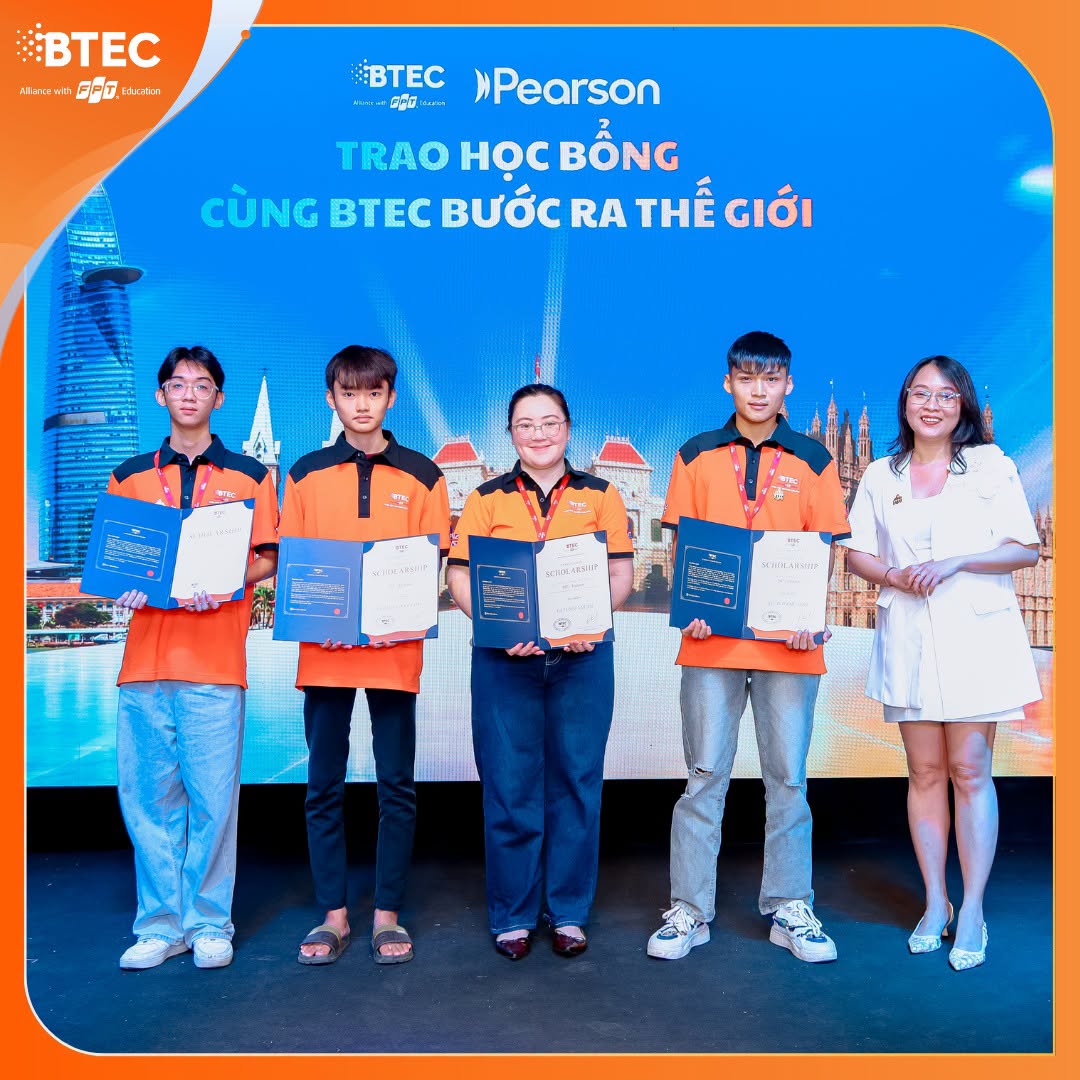 Tân sinh viên nhận học bổng