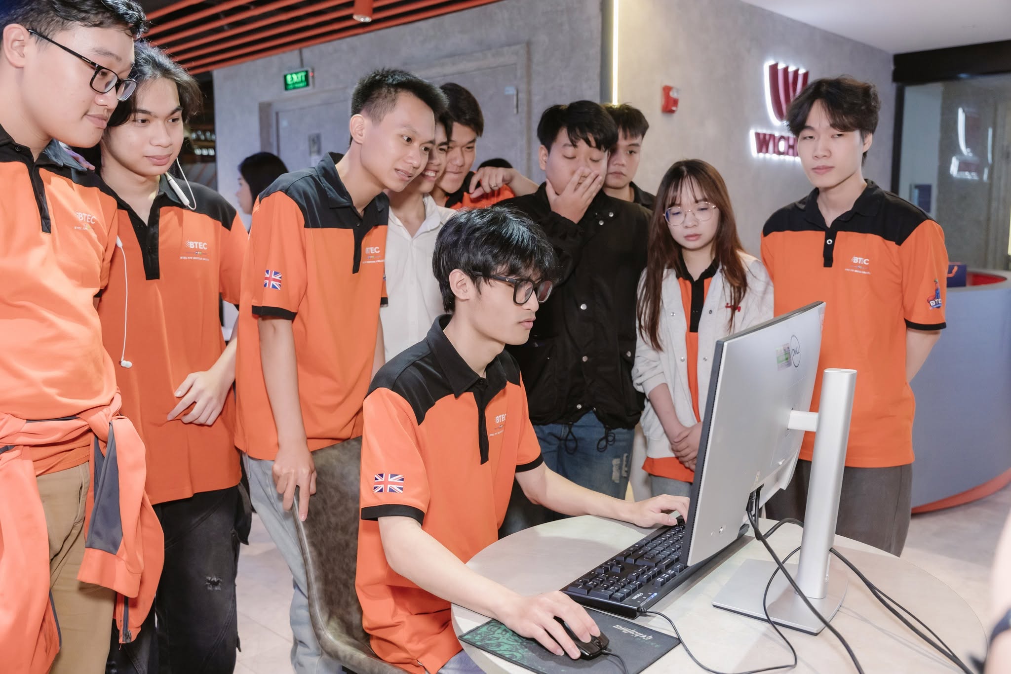 Sinh viên BTEC FPT Cần Thơ học tập và thực hành Sinh viên BTEC FPT học nhóm, thực hành hoặc làm dự án chuyên ngành