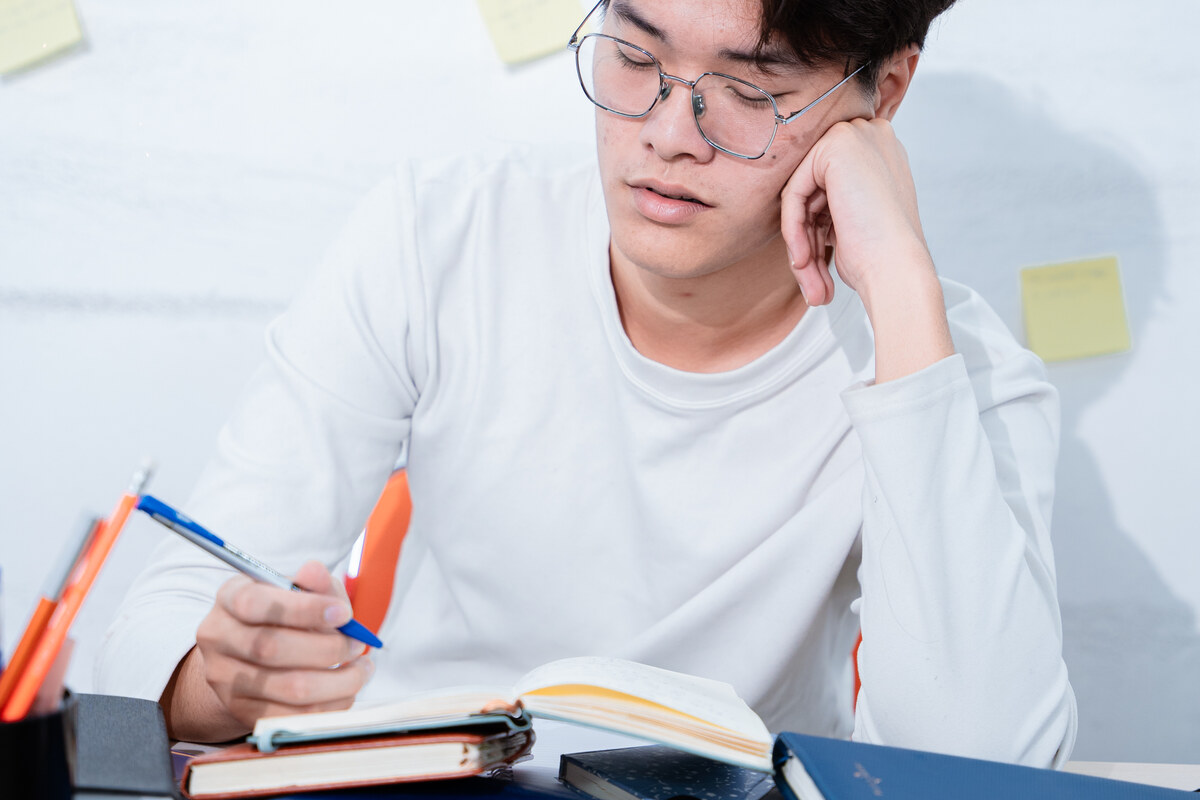 Học sinh ghi chép khi chuẩn bị hồ sơ xét tuyển Kỹ thuật phần mềm BTEC FPT Hình ảnh học sinh ghi chép và kiểm tra thông tin trước khi hoàn thiện hồ sơ xét tuyển ngành Kỹ thuật phần mềm tại BTEC FPT.