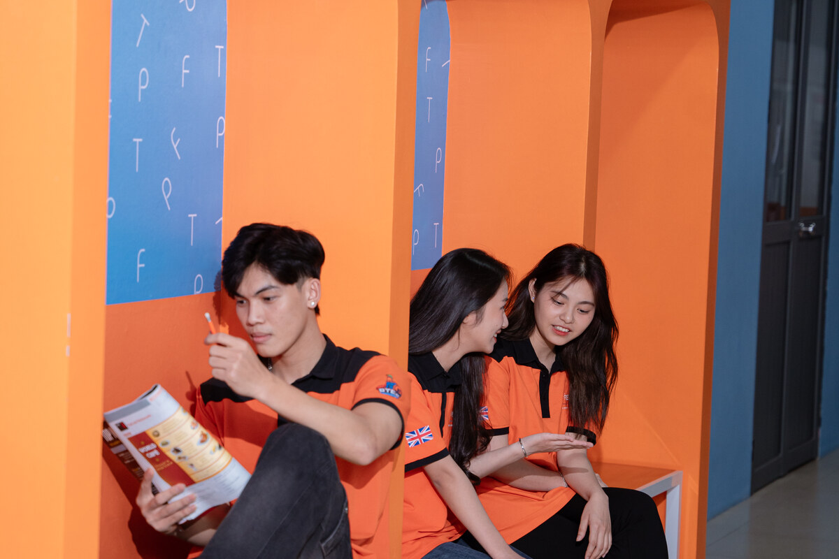 Sinh viên BTEC FPT tại khuôn viên đào tạo Hình ảnh sinh viên BTEC FPT đăng ký ngành Kỹ thuật phần mềm.