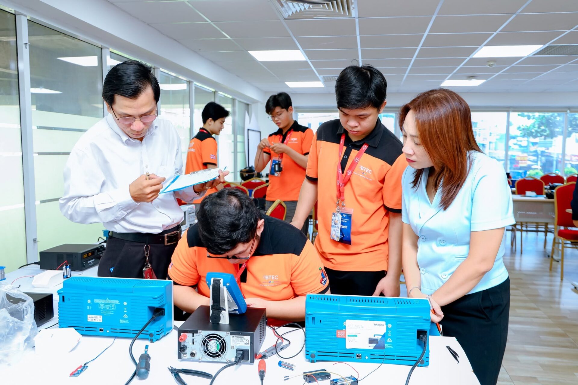 Sinh viên BTEC FPT học Công nghệ bán dẫn theo dự án gắn với nhu cầu doanh nghiệp Sinh viên BTEC FPT ngành Công nghệ bán dẫn được tiếp cận bài toán thực tế và học qua các dự án gắn với nhu cầu doanh nghiệp, qua đó rèn kỹ năng xử lý công việc trước khi bước vào thị trường lao động.