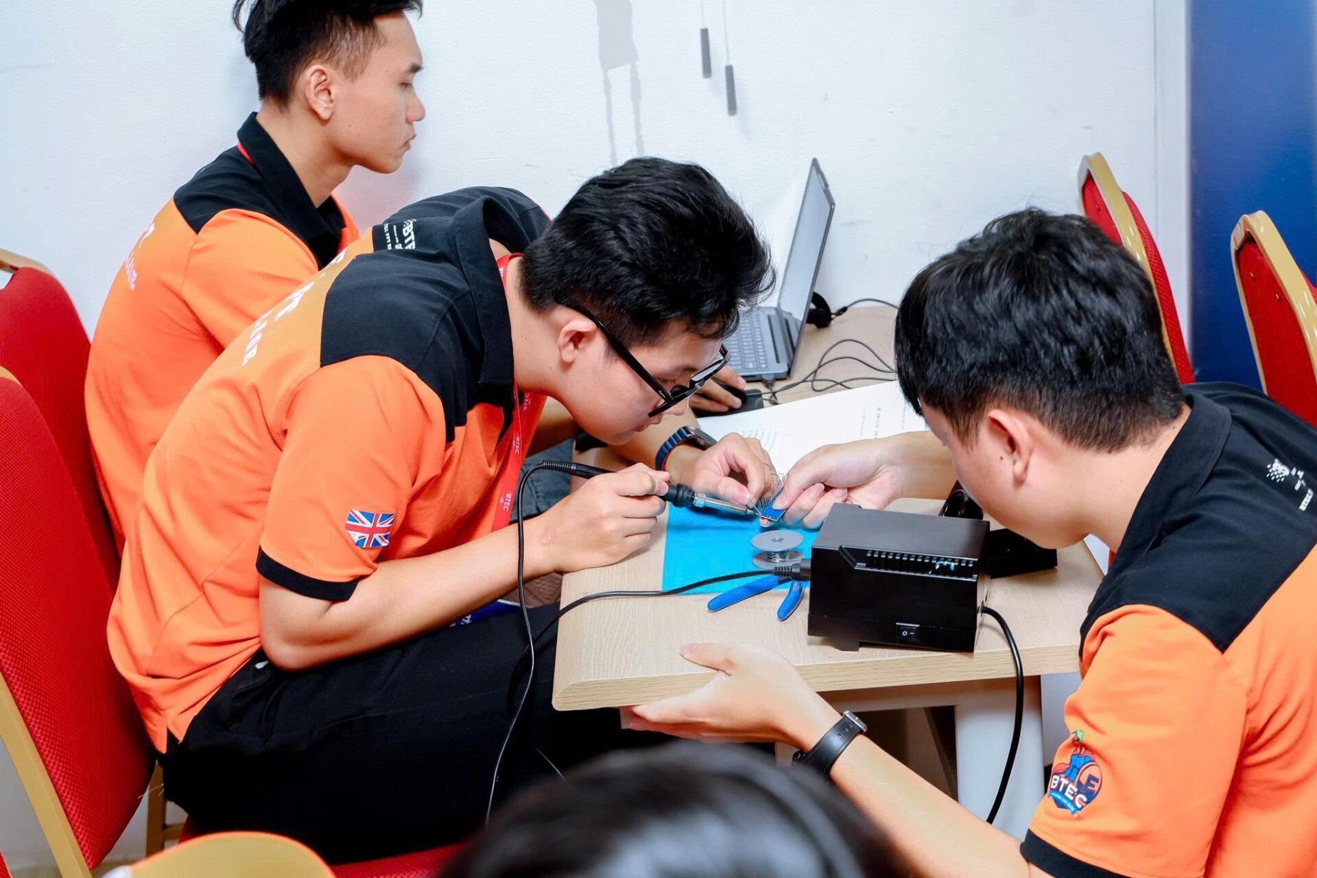 Sinh viên BTEC FPT ngành Công nghệ bán dẫn thực hành kỹ năng phục vụ nhu cầu nhân lực công nghệ cao Sinh viên BTEC FPT ngành Công nghệ bán dẫn thực hành chuyên môn, từng bước làm quen với kỹ năng và quy trình của lĩnh vực đang có nhu cầu nhân lực cao trong kỷ nguyên AI.