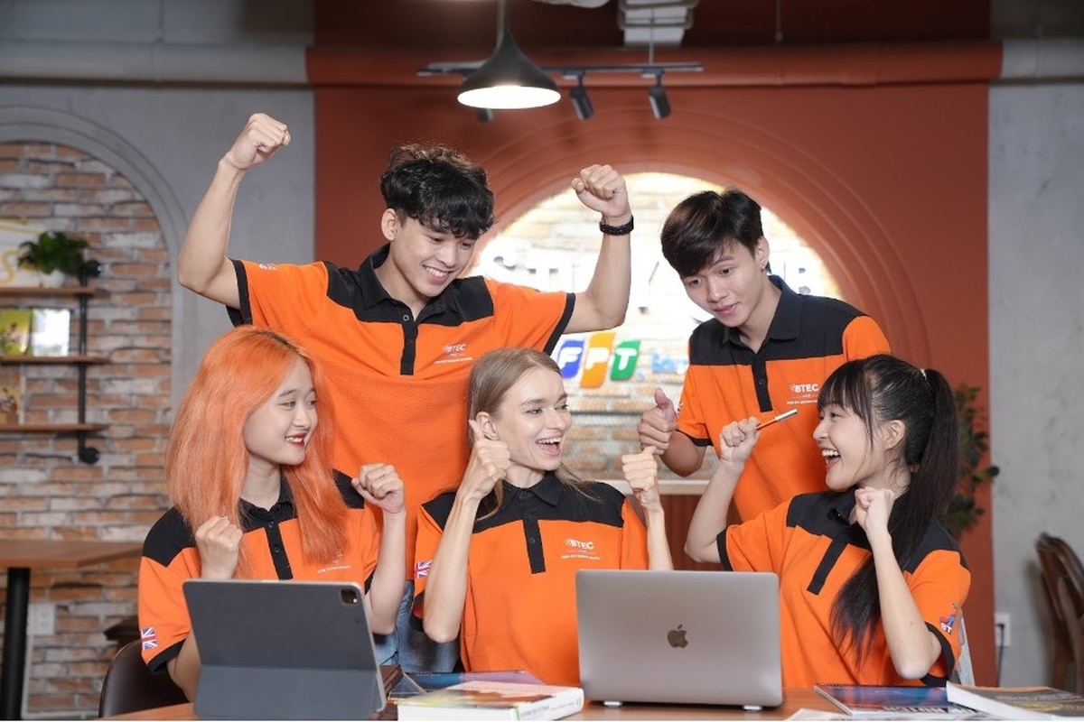 Sinh viên Việt Nam và quốc tế học tập cùng nhau tại BTEC FPT trong môi trường đào tạo quốc tế Sinh viên Việt Nam và quốc tế cùng học tập tại BTEC FPT, tạo nên môi trường giao lưu đa văn hóa và trải nghiệm chương trình đào tạo theo định hướng quốc tế ngay tại Việt Nam.