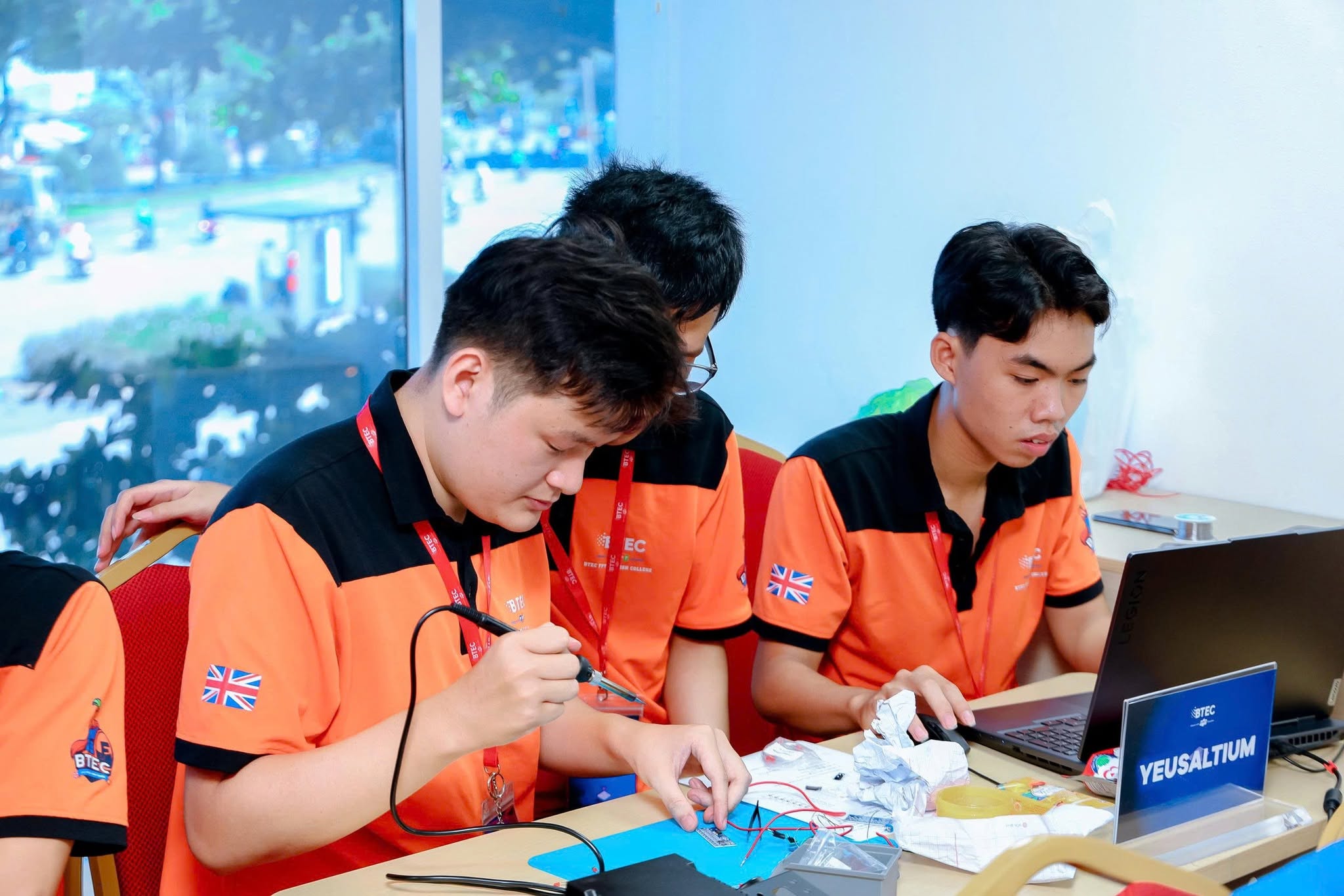 Sinh viên BTEC FPT ngành Công nghệ bán dẫn đang thực hành trong giờ học Sinh viên BTEC FPT ngành Công nghệ bán dẫn trực tiếp thực hành trong quá trình học để làm quen với thiết bị, quy trình và các kỹ năng cần thiết của ngành.