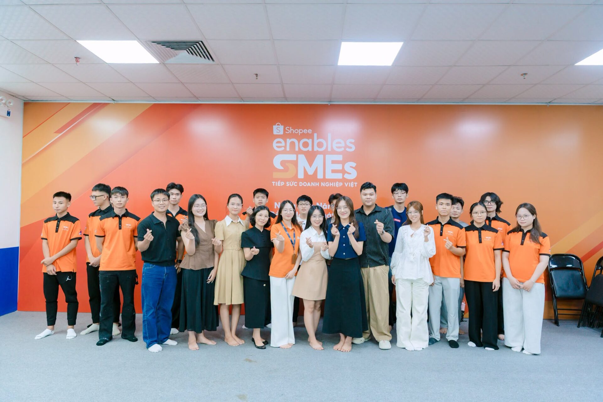 Sinh viên BTEC FPT tham gia hoạt động thực hành tại doanh nghiệp, tìm hiểu quy trình vận hành và môi trường làm việc thực tế. Sinh viên BTEC FPT tham gia hoạt động thực hành tại doanh nghiệp, tìm hiểu quy trình vận hành và môi trường làm việc thực tế.