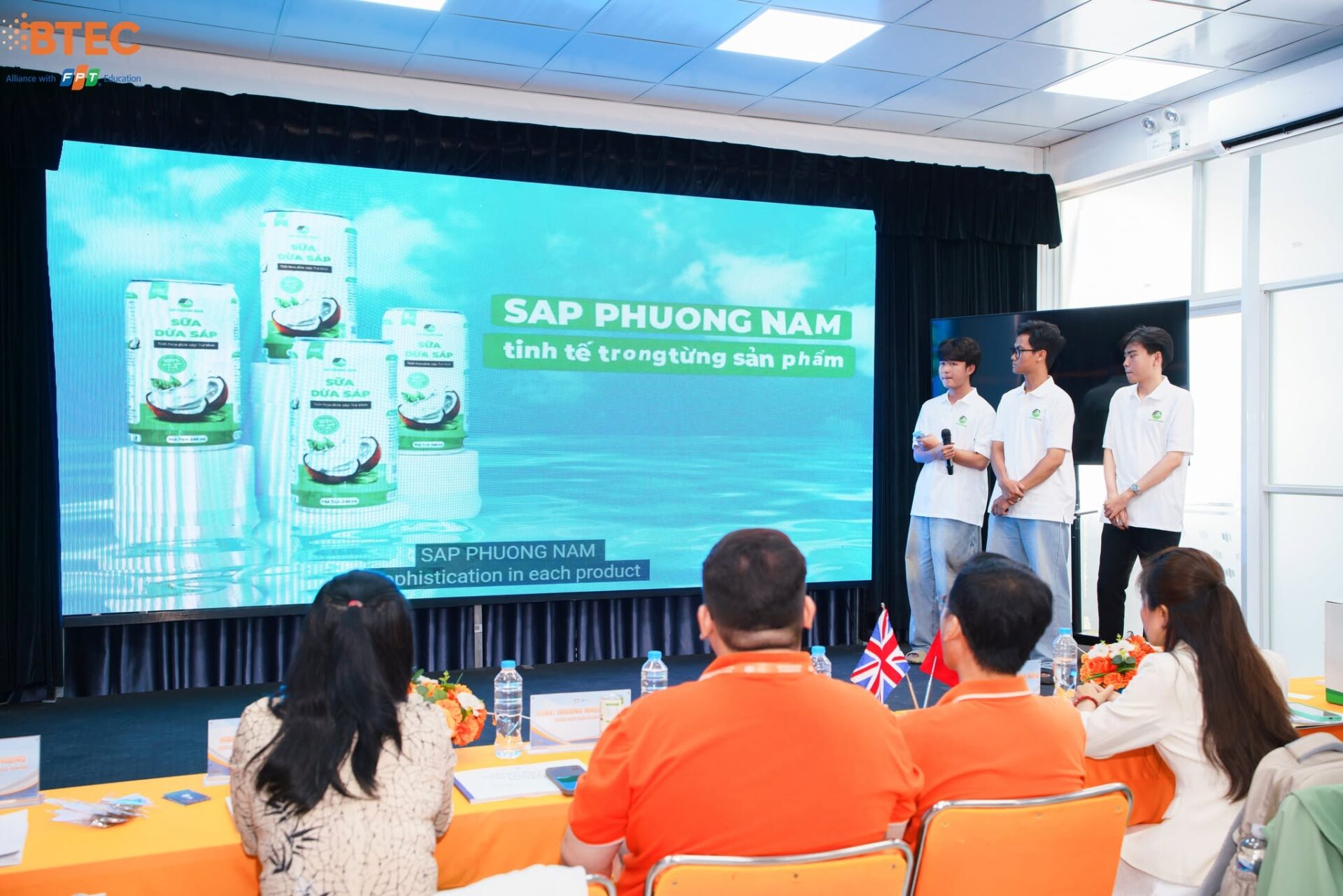 Sinh viên Thiết kế Đồ họa BTEC FPT Cần Thơ pitching và bảo vệ đồ án tốt nghiệp trước hội đồng. Sinh viên Thiết kế Đồ họa BTEC FPT Cần Thơ pitching và bảo vệ đồ án tốt nghiệp trước hội đồng.