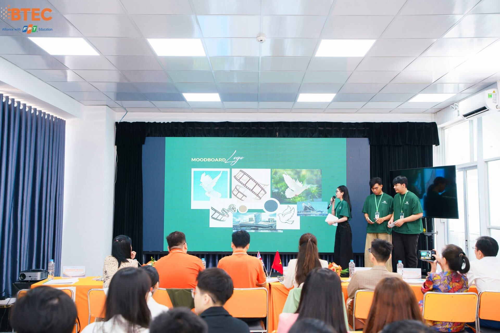 Sinh viên Thiết kế Đồ họa BTEC FPT Cần Thơ thuyết trình và bảo vệ đồ án trước hội đồng, rèn kỹ năng trình bày và tư duy thiết kế ngay từ khi còn đi học. Sinh viên Thiết kế Đồ họa BTEC FPT Cần Thơ thuyết trình và bảo vệ đồ án trước hội đồng, rèn kỹ năng trình bày và tư duy thiết kế ngay từ khi còn đi học.
