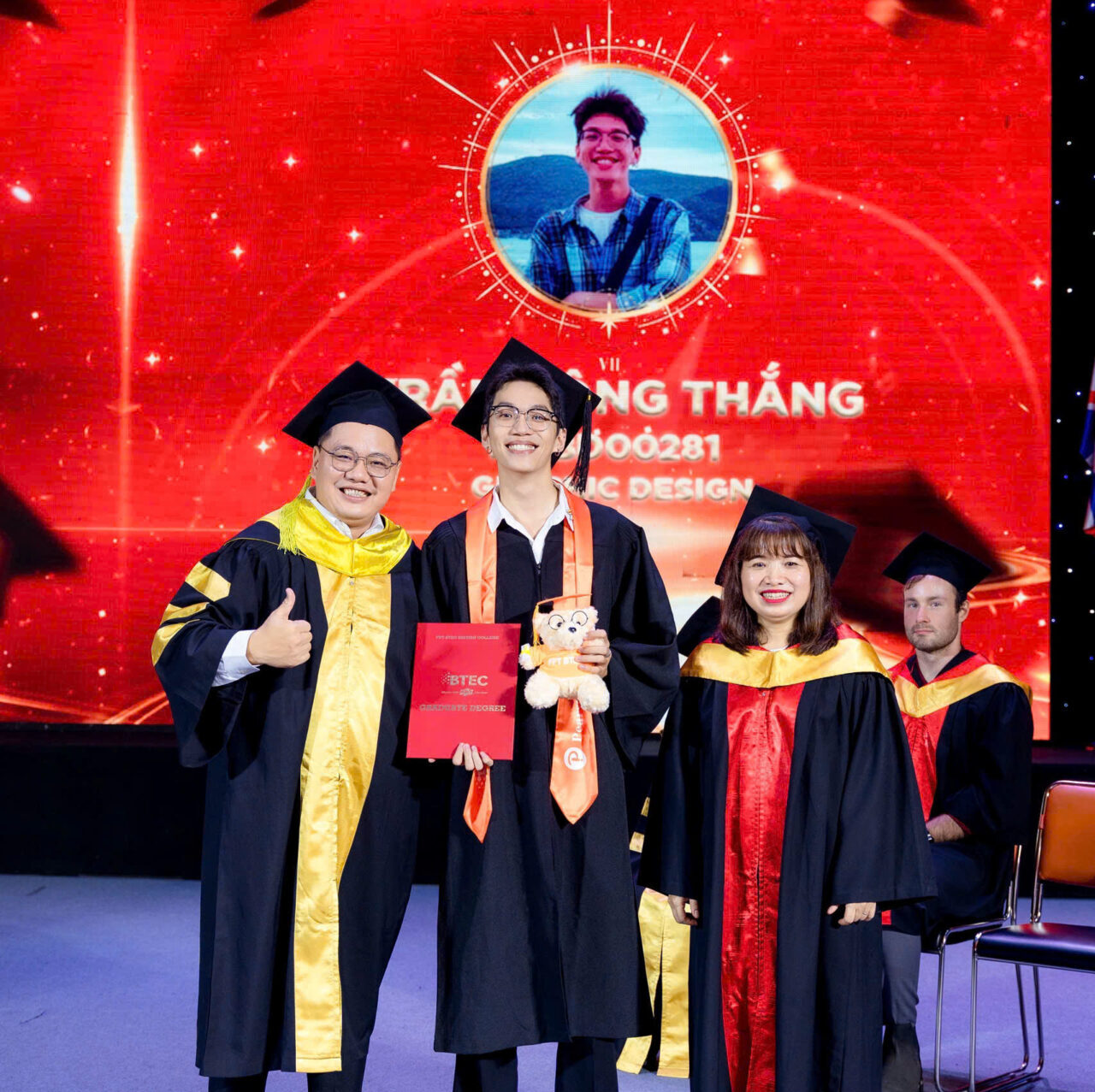 Cựu sinh viên Trần Công Thắng trong lễ tốt nghiệp