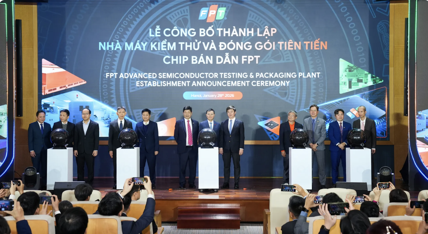 FPT công bố Nhà máy Kiểm thử và Đóng gói tiên tiến chip bán dẫn, góp phần hoàn thiện hệ sinh thái bán dẫn tại Việt Nam. FPT công bố Nhà máy Kiểm thử và Đóng gói tiên tiến chip bán dẫn, góp phần hoàn thiện hệ sinh thái bán dẫn tại Việt Nam.