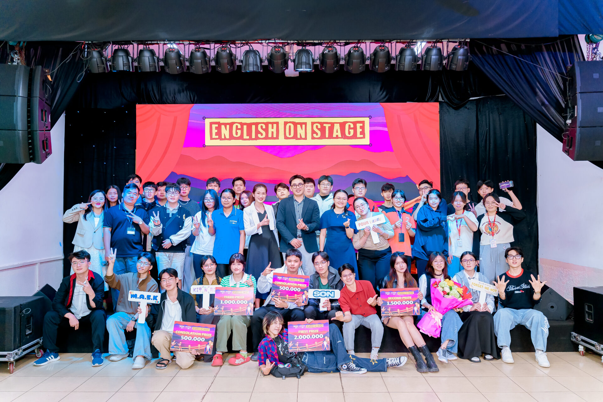 Chung kết English On Stage diễn ra với sự quy tụ của 5 đội thi