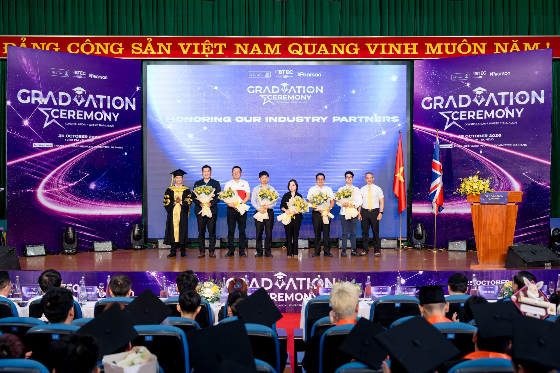 Đại diện nhà trường tặng hoa tới các doanh nghiệp Đại diện nhà trường tặng hoa tới các doanh nghiệp