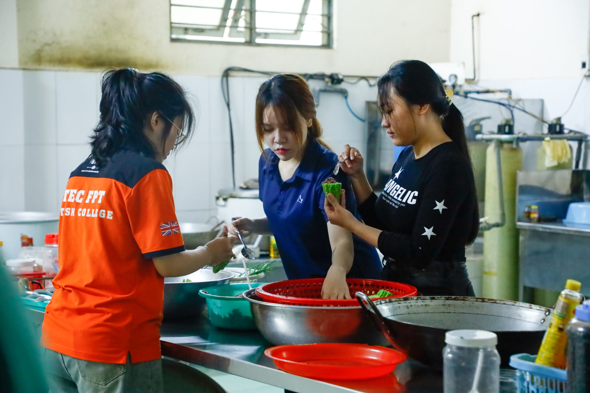 Tự tay chuẩn bị những suất ăn chu đáo và dọn dẹp không gian sinh hoạt thêm phần tươm tất