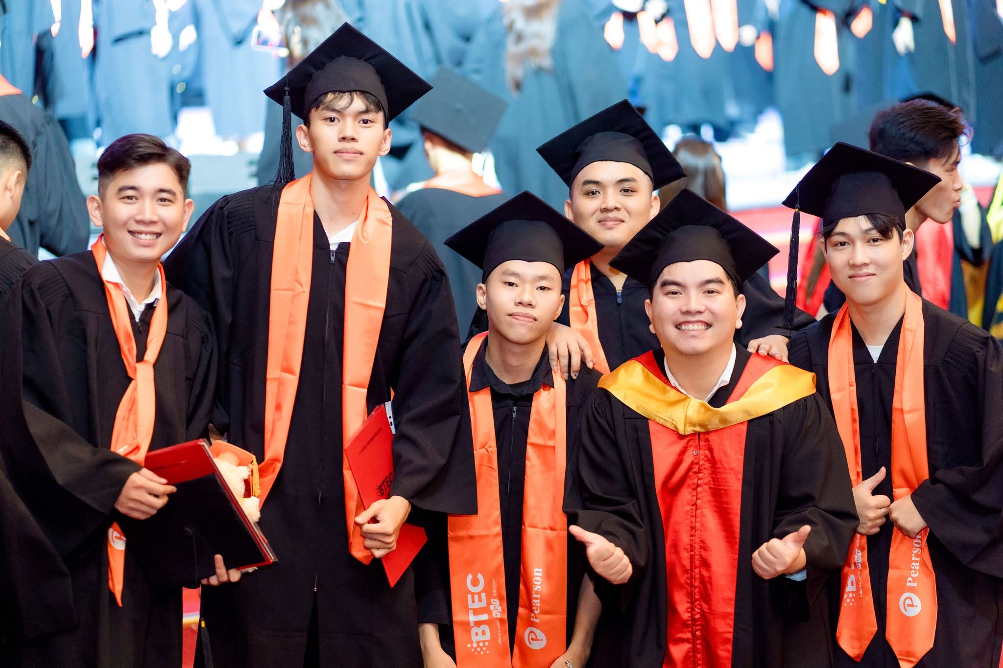 Sinh viên nhận bằng quốc gia Anh