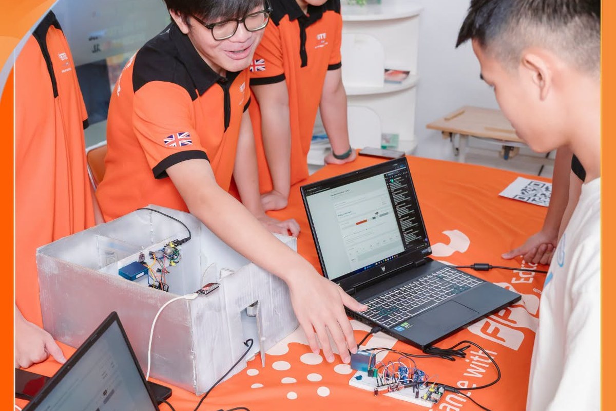 Sinh viên BTEC FPT thực hành với mô hình Chiplet và đóng gói 3D trong công nghệ bán dẫn Hình ảnh sinh viên BTEC FPT thao tác với laptop, bảng mạch và mô hình điện tử, phù hợp minh họa cho nội dung về Chiplet, đóng gói 3D và xu hướng phát triển công nghệ bán dẫn khi quá trình thu nhỏ transistor ngày càng phức tạp.