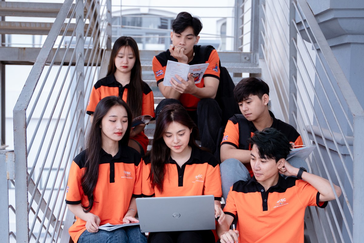 Chữa đề và phân loại lỗi giúp kế hoạch ôn tập bám sát năng lực thực tế Hình ảnh nhóm sinh viên BTEC FPT cùng học tập với laptop và tài liệu, phù hợp minh họa cho nội dung về chữa đề, phân tích lỗi sai, theo dõi tiến độ và xây dựng kế hoạch ôn tập cá nhân.